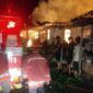 Petugas Pemadam Kebakaran Kota Jambi Bajibaku Lakukan Upaya Pemadaman di Lokasi Kebakaran, Rabu (26/10). FOTO : Dhea/Ist.
