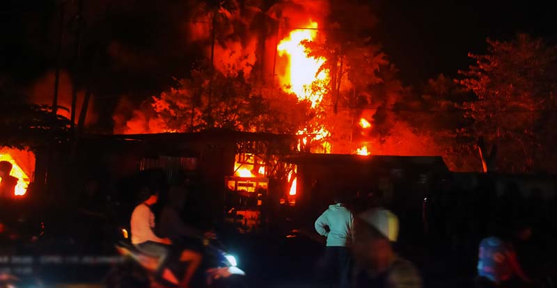 Penampakan Kobaran Apu Membakar Gudang yang ada di kawasan jalan Lingkar Selatan Kebon Bohok, di RT 36, Kecamatan Pal Merah, Kota Jambi. FOTO : Ist