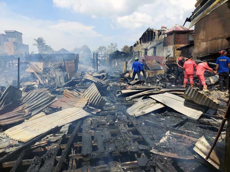 Kebakaran Landa Pemukiman Warga di Kuala Tungkal, Jumat (8/4/22). FOTO : ISt