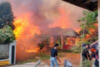 Kebakaran Landa Pemukiman Warga di Kuala Tungkal, Jumat (8/4/22). FOTO : ISt