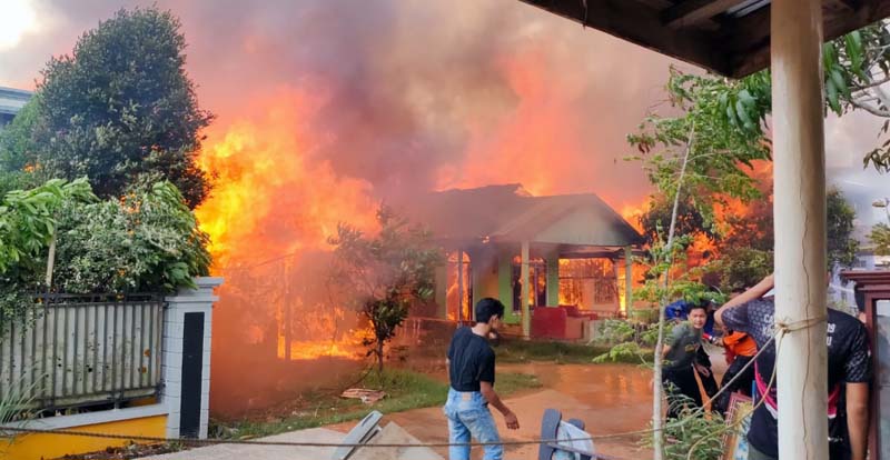Kebakaran Landa Pemukiman Warga di Kuala Tungkal, Jumat (8/4/22). FOTO : ISt
