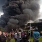 Gudang Minyak di Kota Jambi Tebakar, Api Merambat di Jalan Lalulintas Macet Total. FOTO : Dhea