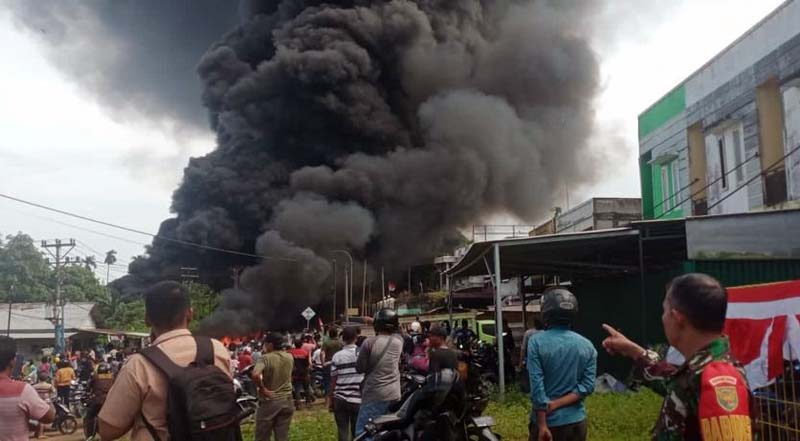 Gudang Minyak di Kota Jambi Tebakar, Api Merambat di Jalan Lalulintas Macet Total. FOTO : Dhea