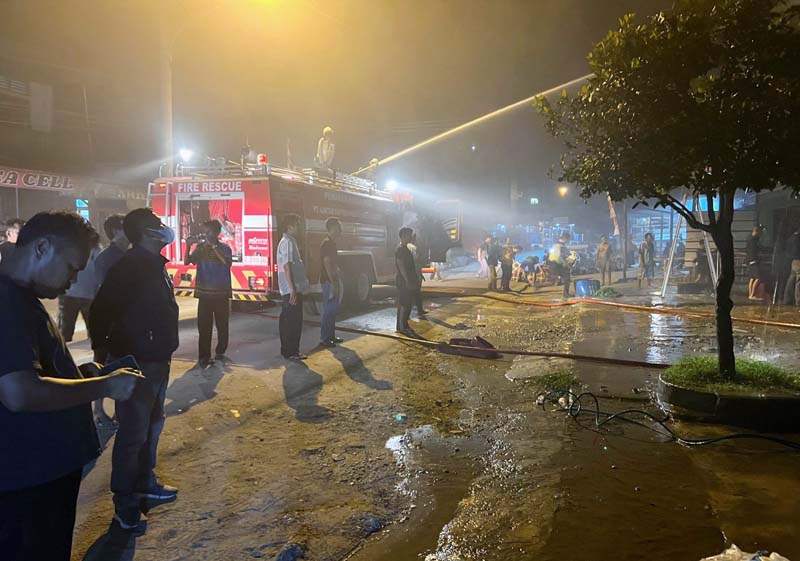 Petugas Pemadam Kebakaran PT LPPPT, Polsek TT, TNI dan Warga Sekitar Saat Melakukan Upaya Pemadaman di Ruko. [FOTO : Humas Polsek TT]