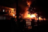 MENCEKAM: Kobaran api bercampur material minyak saat menghanguskan gudang yang diduga menjadi tempat penimbunan BBM ilegal di kawasan belakang Kantor BPK Perwakilan Provinsi Jambi, Jumat malam (15/5/2026). (Foto: Istimewa) 