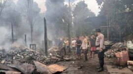 Penampakan Puning Gudang Rongsikan Milik Rezi di Desa Pulau Rengas Ulu Kecamatan Bangko Barat Kabupaten Merangin yang terbakarpada Minggu (17/09/23) sekira pukul 11.10 WIB. [FOTO : HMS Res Merangin]