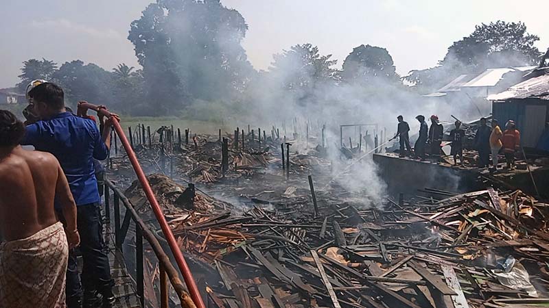 Kebakaran Hanguskan Puluhan Rumah di Kelurahan Legok Jambi. [FOTO : Dhea/Ist]