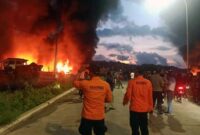 Kebakaran kapal nelayan di Dermaga Wijayapura, Kabupaten Cilacap, Jawa Tengah, dilaporkan terbakar, Selasa (3/5/2022) sore.(KOMPAS.COM/DOK BASARNAS CILACAP)