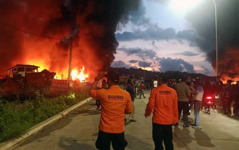 Kebakaran kapal nelayan di Dermaga Wijayapura, Kabupaten Cilacap, Jawa Tengah, dilaporkan terbakar, Selasa (3/5/2022) sore.(KOMPAS.COM/DOK BASARNAS CILACAP)