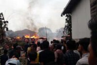 Kerumunan Warga Saat Terjadinya Kebakaran Dua Unit Rumah di Legok Danau Sipin Kota Jambi, Kamis (09/9/210. FOTO : Cp