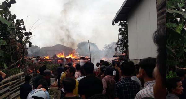 Kerumunan Warga Saat Terjadinya Kebakaran Dua Unit Rumah di Legok Danau Sipin Kota Jambi, Kamis (09/9/210. FOTO : Cp