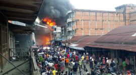 Kebakaran hebat terjadi di kawasan Pasar Parit 1 Kota Kuala Tungkal, Kelurahan Tungkal IV Kota,  Kecamatan Tungkal Ilir, Kabupaten Tanjab Barat, Senin (31/1/22).