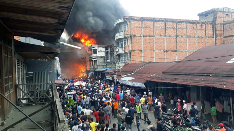 Kebakaran hebat terjadi di kawasan Pasar Parit 1 Kota Kuala Tungkal, Kelurahan Tungkal IV Kota,  Kecamatan Tungkal Ilir, Kabupaten Tanjab Barat, Senin (31/1/22).