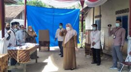 Bupati Muaro Jambi Hj. Masnah Busro, SE. M. Tr. IP Meninjau Langsung Pelaksanaan  Pilkades Serentak Kabupaten Muaro Jambi  Tahun 2022, Senin, (28/03/22). FOTO : Ist