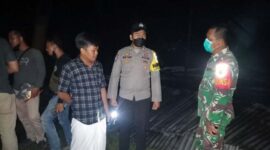 BKTM Patunas Brigadir M Yusuf dan Babinsa Patunas Serma Edi Sopian bersama Ketua RT 014 Abdul Rahman saat di Lokasi. FOTO : Polsek Tkl Ilir