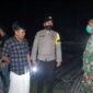 BKTM Patunas Brigadir M Yusuf dan Babinsa Patunas Serma Edi Sopian bersama Ketua RT 014 Abdul Rahman saat di Lokasi. FOTO : Polsek Tkl Ilir