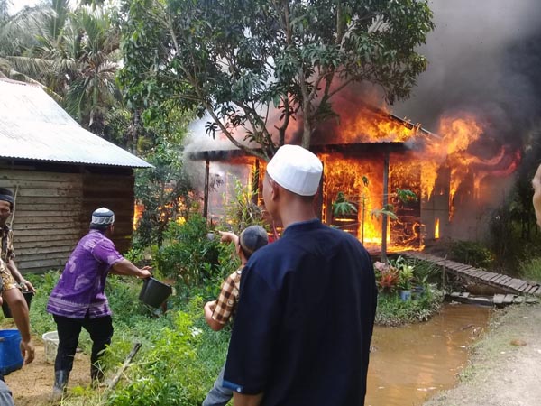 Kondisi Rumah Suhaimi saat Musibah Kebakaran terjadi Selasa (7/12/21) Sekitar Pukul 11.00 WIB. Dok : Damkar Tanjab Barat
