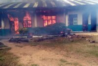 Saat Api Memakan Badan Bangunan Asrama Ponpes Nidaul Qur'an Desa Tanjung Sarolangun, Sabtu (11/12/21). FOTO : Ote/Bulenononesw