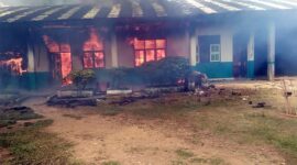Saat Api Memakan Badan Bangunan Asrama Ponpes Nidaul Qur'an Desa Tanjung Sarolangun, Sabtu (11/12/21). FOTO : Ote/Bulenononesw