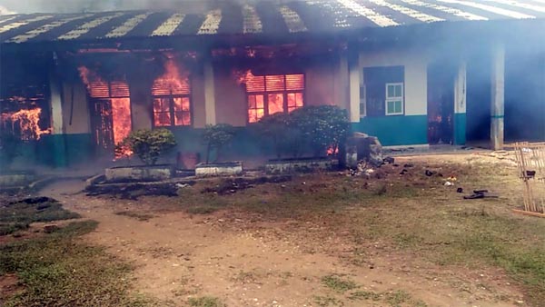 Saat Api Memakan Badan Bangunan Asrama Ponpes Nidaul Qur'an Desa Tanjung Sarolangun, Sabtu (11/12/21). FOTO : Ote/Bulenononesw