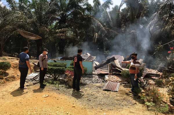 Penampakan Puning Rumah Martin Silitonga warga Jl. Lintas Timur KM 167 Desa Suban II RT 10 Kecamatan Batang Asam musnah terbakar  pukul 09.00 WIB, Selasa (29/06/21). FOTO : POLSEKTKLULU.