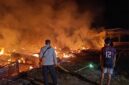 KONDISI LOKASI: Petugas kepolisian dan warga saat memantau proses pendinginan di lokasi kebakaran RT 06, Kelurahan Nibung Putih, Muara Sabak Barat, Minggu (26/04/2026) dini hari. Sebanyak 10 unit bangunan ludes dilahap api dalam musibah yang menelan satu korban jiwa tersebut. (Foto: Istimewa/Brita Jambi)