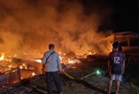 KONDISI LOKASI: Petugas kepolisian dan warga saat memantau proses pendinginan di lokasi kebakaran RT 06, Kelurahan Nibung Putih, Muara Sabak Barat, Minggu (26/04/2026) dini hari. Sebanyak 10 unit bangunan ludes dilahap api dalam musibah yang menelan satu korban jiwa tersebut. (Foto: Istimewa/Brita Jambi)