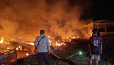 KONDISI LOKASI: Petugas kepolisian dan warga saat memantau proses pendinginan di lokasi kebakaran RT 06, Kelurahan Nibung Putih, Muara Sabak Barat, Minggu (26/04/2026) dini hari. Sebanyak 10 unit bangunan ludes dilahap api dalam musibah yang menelan satu korban jiwa tersebut. (Foto: Istimewa/Brita Jambi)