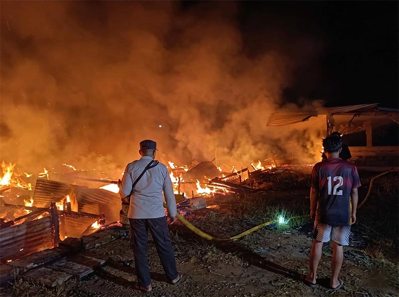 KONDISI LOKASI: Petugas kepolisian dan warga saat memantau proses pendinginan di lokasi kebakaran RT 06, Kelurahan Nibung Putih, Muara Sabak Barat, Minggu (26/04/2026) dini hari. Sebanyak 10 unit bangunan ludes dilahap api dalam musibah yang menelan satu korban jiwa tersebut. (Foto: Istimewa/Brita Jambi)
