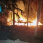 Api Saat Memakan Badan rumah milik Pak Roni di RT 14 Kelurahan Senyerang. FOTO : Istimewa
