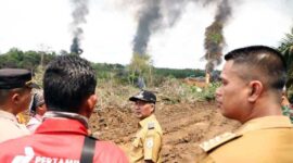 Pj Bupati Muba Apryadi saat meninjau lokasi sumur minyak ilegal yang terbakar di Desa Tanjung Dalam, Kecamatan Keluang, Selasa (18/10/22).(Dok. Diskominfo Muba/Kompas.com)
