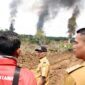 Pj Bupati Muba Apryadi saat meninjau lokasi sumur minyak ilegal yang terbakar di Desa Tanjung Dalam, Kecamatan Keluang, Selasa (18/10/22).(Dok. Diskominfo Muba/Kompas.com)
