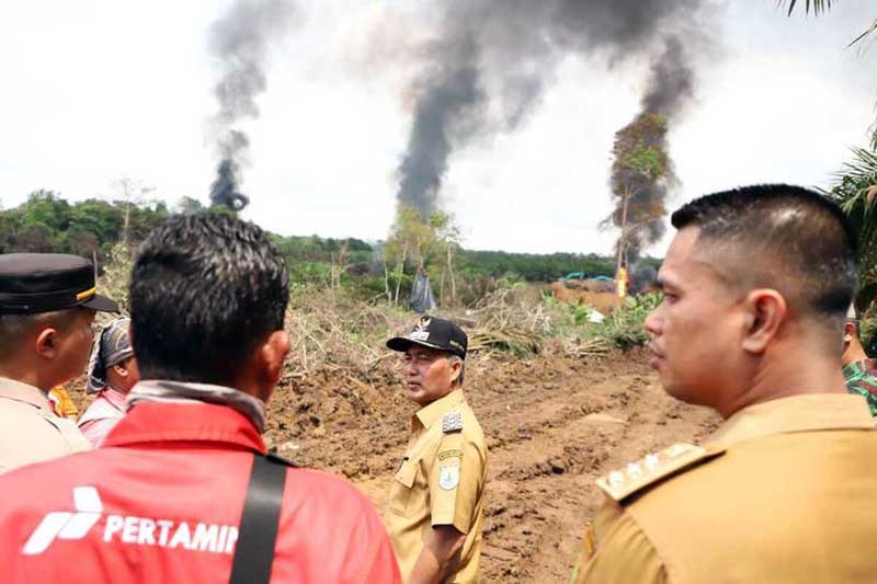 Pj Bupati Muba Apryadi saat meninjau lokasi sumur minyak ilegal yang terbakar di Desa Tanjung Dalam, Kecamatan Keluang, Selasa (18/10/22).(Dok. Diskominfo Muba/Kompas.com)
