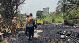 Kapolsek Tebing Tinggi IPTU Trias Kumoro bersama Pjs Kades, Bhabinkamtibmas dan Babinsa saat melakukan pengecekan Tempat Kejadian kebakaran. FOTO : Polsek Tebing Tinggi