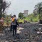 Kapolsek Tebing Tinggi IPTU Trias Kumoro bersama Pjs Kades, Bhabinkamtibmas dan Babinsa saat melakukan pengecekan Tempat Kejadian kebakaran. FOTO : Polsek Tebing Tinggi
