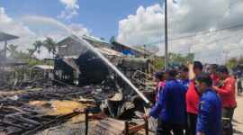 Petugas Pemadam Kebakaran Saat Melakukan Pendingan di Lokasi Kebakaran. FOTO : DAMkar