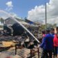 Petugas Pemadam Kebakaran Saat Melakukan Pendingan di Lokasi Kebakaran. FOTO : DAMkar
