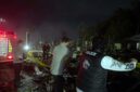 Petugas kepolisian memasang garis polisi di lokasi pascabencana kebakaran yang menghanguskan puluhan rumah warga di Kelurahan Teluk Nilau, Kecamatan Pengabuan, Jambi. Tim gabungan dan pemadam kebakaran masih berjaga di lokasi untuk memastikan titik api sepenuhnya padam. (FOTO : Dok. LINTASTUNGKAL.COM)