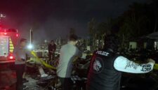 Petugas kepolisian memasang garis polisi di lokasi pascabencana kebakaran yang menghanguskan puluhan rumah warga di Kelurahan Teluk Nilau, Kecamatan Pengabuan, Jambi. Tim gabungan dan pemadam kebakaran masih berjaga di lokasi untuk memastikan titik api sepenuhnya padam. (FOTO : Dok. LINTASTUNGKAL.COM)