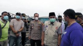 FOTO : Kapolres Tanjab Barat AKBP Guntur Saputro, SIK, MH saat meninjau lokasi kebakaran bersama Bupati Tanjab Barat H. Anawar Sadat.