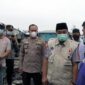 FOTO : Kapolres Tanjab Barat AKBP Guntur Saputro, SIK, MH saat meninjau lokasi kebakaran bersama Bupati Tanjab Barat H. Anawar Sadat.