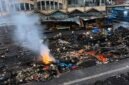 Kondisi pascakebakaran hebat yang menghanguskan ratusan kios di kawasan Pasar Rakyat Tembilahan, Kabupaten Indragiri Hilir (Inhil), Riau. Tampak puing-puing bangunan yang ludes terbakar masih menyisakan asap tipis di depan gedung pasar yang ikut terdampak rembetan api, Minggu (28/6/2026). (FOTO : Dok. Istimewa Tangkapan Layar)