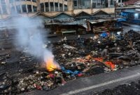 Kondisi pascakebakaran hebat yang menghanguskan ratusan kios di kawasan Pasar Rakyat Tembilahan, Kabupaten Indragiri Hilir (Inhil), Riau. Tampak puing-puing bangunan yang ludes terbakar masih menyisakan asap tipis di depan gedung pasar yang ikut terdampak rembetan api, Minggu (28/6/2026). (FOTO : Dok. Istimewa Tangkapan Layar)