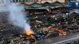 Kondisi pascakebakaran hebat yang menghanguskan ratusan kios di kawasan Pasar Rakyat Tembilahan, Kabupaten Indragiri Hilir (Inhil), Riau. Tampak puing-puing bangunan yang ludes terbakar masih menyisakan asap tipis di depan gedung pasar yang ikut terdampak rembetan api, Minggu (28/6/2026). (FOTO : Dok. Istimewa Tangkapan Layar)