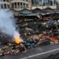 Kondisi pascakebakaran hebat yang menghanguskan ratusan kios di kawasan Pasar Rakyat Tembilahan, Kabupaten Indragiri Hilir (Inhil), Riau. Tampak puing-puing bangunan yang ludes terbakar masih menyisakan asap tipis di depan gedung pasar yang ikut terdampak rembetan api, Minggu (28/6/2026). (FOTO : Dok. Istimewa Tangkapan Layar)