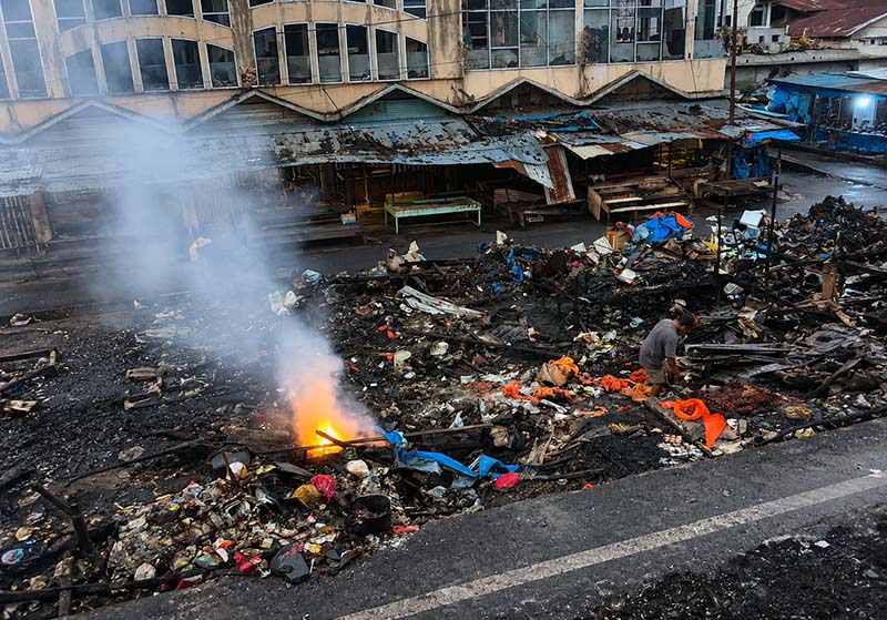 Kondisi pascakebakaran hebat yang menghanguskan ratusan kios di kawasan Pasar Rakyat Tembilahan, Kabupaten Indragiri Hilir (Inhil), Riau. Tampak puing-puing bangunan yang ludes terbakar masih menyisakan asap tipis di depan gedung pasar yang ikut terdampak rembetan api, Minggu (28/6/2026). (FOTO : Dok. Istimewa Tangkapan Layar)