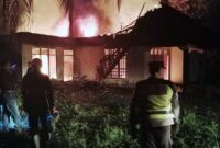 Satu unit rumah di RT 01 Desa Pematang Gajah, Kec. Jambi Luar Kota, Kab. Muaro Jambi habis dilalap api, Selasa (14/3/23) malam. FOTO : Humas PMJ.