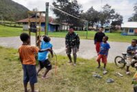 Kebersamaan Satgas Pamtas Yonif Raider 142/KJ dengan Anak-Anak di Perbatasan Papua. FOTO : ISt