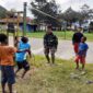 Kebersamaan Satgas Pamtas Yonif Raider 142/KJ dengan Anak-Anak di Perbatasan Papua. FOTO : ISt