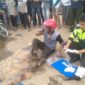 Anggota Satlantas Polres Muaro Jambi Saat Mengevakuasi Korban di TKP. [FOTO :Unit Laka PMJ]